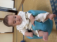 バンボに座る赤ちゃん