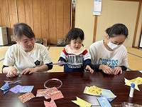 こいのぼりの製作をするお母さんたち