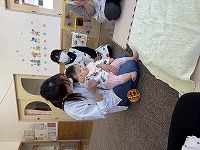 名前を呼ばれて親子で返事をしている