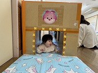 トンネルをくぐる赤ちゃん