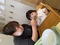 離乳食を食べる子ども