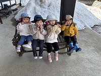 お寺のベンチで休憩する子どもたち