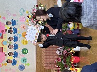 卒園式で修了証をもらっている