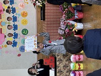 卒園式で修了証をもらっている