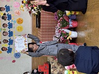 卒園式で修了証をもらっている