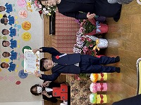 卒園式で修了証をもらっている