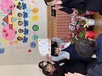 卒園式で修了証をもらっている