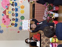 卒園式で修了証をもらっている