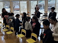 卒園式で子ども達からお母さんにお花をプレゼントしている