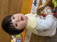 振り返っている赤ちゃん