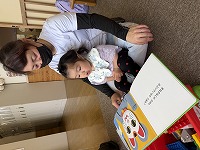親子で一緒に絵本を見ている