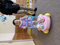 押し車を押して歩行練習を楽しんでいる赤ちゃん