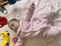 プレイジムで遊ぶ赤ちゃん
