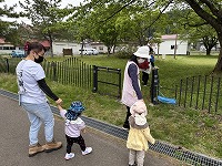 公園に向かう子ども達
