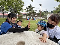 公園で朝の会をしている様子