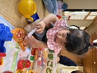 ままごとをしている子ども