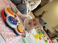 音の鳴る玩具で遊んでいる赤ちゃん