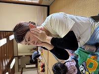 先生に教えてもらったケアを実践している様子