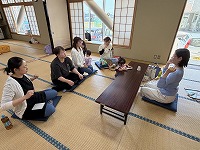 セルフリンパケアを学んでいる様子