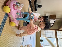 押し車を押して歩く練習を楽しんでいる赤ちゃん