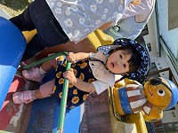 船の乗り物に乗る子ども