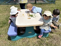 公園で遊んでいる子ども