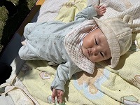 日光浴をしている赤ちゃん