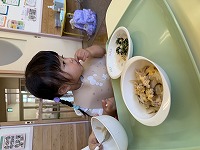 自分で食べている子ども