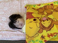 食事の時間ちょうど眠くなって寝ている赤ちゃん