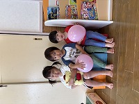 一緒に遊んでいる子ども