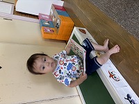 絵本を見ている子ども