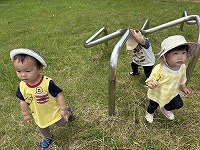 公園で遊んでいる子ども