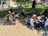 砂場で遊んでいる子ども達