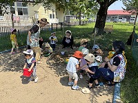 砂場で遊んでいる子ども達