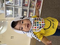 ほっかぶりをしている男の子