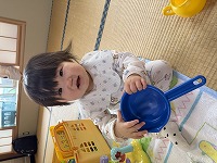 ままごとで遊ぶ赤ちゃん