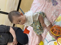周りで遊んでいる様子を見ている