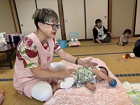 寝返りを促す実践中