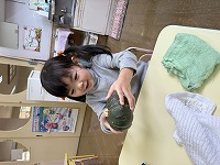 かぼちゃを触っている子ども