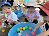 水遊びをしている子ども達