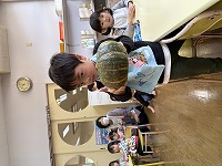 かぼちゃを持っている子ども