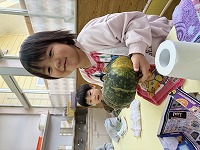 かぼちゃを持っている子ども