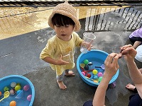 水遊びをしている子ども