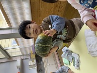 かぼちゃを持っている子ども