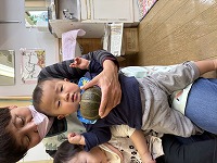 かぼちゃを触っている子ども