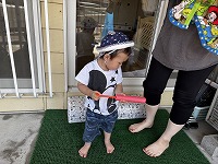 水鉄砲で遊ぶ子ども