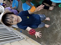 水遊びをしている子ども