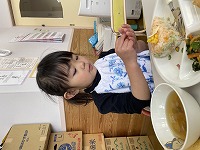 アサリを殻から取ろうとする子ども