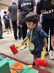 親子ゲーム　ワニワニパニックを楽しんでいる子ども