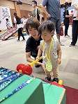 親子ゲーム　ワニワニパニックを楽しんでいる子ども